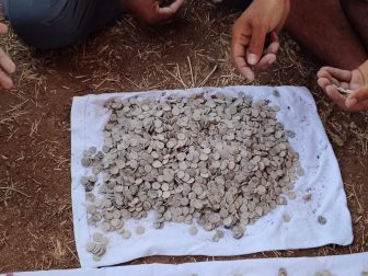 सूर्यापेट के फणीगिरि में मिला इक्ष्वाकु काल के 3,730 सीसे के सिक्कों वाला एक मिट्टी का बर्तन